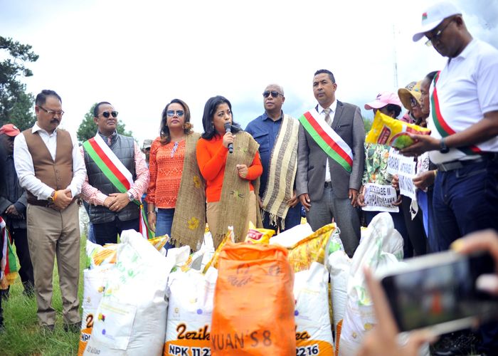 Semences de Riz Hybride : Les Agriculteurs de Vakinankaratra Reçoivent le Kit de Soutien Agricole