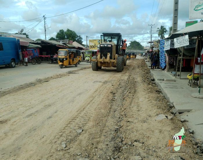 RN54 MAHAJANGA – AÉROPORT D’AMBOROVY : DÉBUT DES TRAVAUX DE RÉHABILITATION