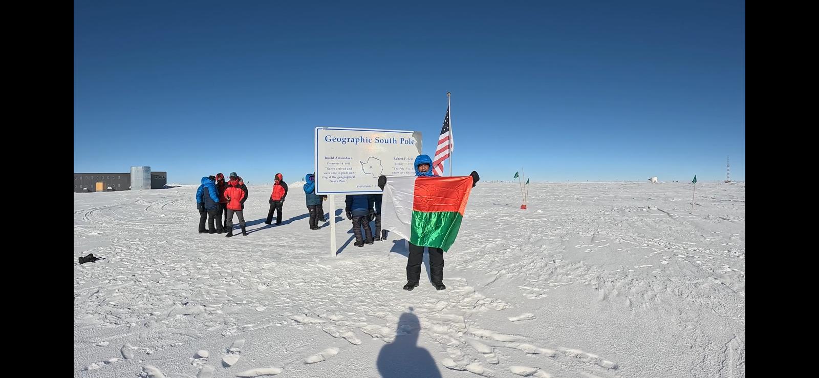 Pôle Sud antarctique : Zouzar Bouka plante pour la première fois le drapeau malgache
